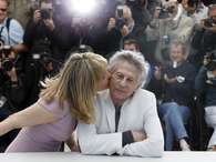 La actriz Emmanuelle Seigner besa al marido, el controvertido Roman Polanski  Foto: AFP