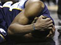 Los árbitros ante la exageración de Allen le señalaron una falta flagrante a Ginóbili, que le agarró el brazo al jugador de los Grizzlies mientras penetraba a canasta, pero sin ningún tipo de intención.Foto: AP