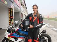 Karen Schwarz muestra su belleza en el SuperBike Perú 2013. Foto: FRS Comunicaciones