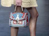 Bolso y sandalias planas de Dolce & Gabbana de las colección primavera/verano 2013. Foto: Terra