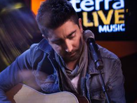 Alex Ubago en Concierto: Interpretando su clásico, 'Sin miedo a nada' Foto: Terra