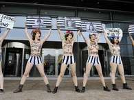 Miembros de Femen protestan ante el Parlamento Europeo en apoyo a las jóvenes juzgadas en Túnez Foto: AFP