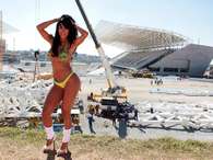 Elegida por la revista masculina Sexy como la "musa" de la Copa Confederaciones, la brasileña Aline Bernardes posó en bikini verde y amarillo en el estadio del Corinthians, el Itaquerao, en Sao Paulo. Las fotos fueron tomadas el pasado viernes (14). Foto: CO Assessoria / 