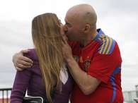 María Concepción Marlaska y Ángel Sánchez, que han permanecido secuestrados durante casi un mes en Colombia, a su llegada al aeropuerto de Madrid-Barajas. Foto: JuanJo Martín / EFE