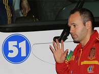 Iniesta saluda al público que esperaba a la 'Roja' Foto: Terra