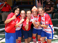 Las jugadoras del Granada celebran el ascenso logrado el pasado domingo frente al Oviedo Moderno.Foto: Granada CF / Terra