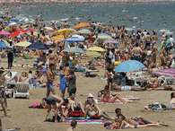 Una playa, llena. Foto: EFE en español