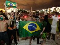 Miles de brasileños protestan en grandes ciudades de Brasil.