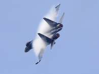La impactante demostración aérea del caza de superioridad aérea Sukhoi Su-35 (código OTAN Flanker E) con empuje vectorial, durante una jornada de la feria aeronáutica de Le Bourget (Paris Air Show), en Francia.. Foto: PASCAL ROSSIGNOL / REUTERS