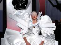¿Quieres un vestido realmente original? Conoce las propuestas de Viktor & Rolf, una dupla de diseñadores que hace todo menos algo convencional. Incluso, dejan el tradicional blanco para probar otros colores para novias. ¿Te atreverías a usarlo en tu gran día? Foto: Viktor & Rolf