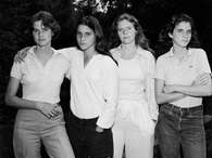 Cuatro hermanas se fotografían posando juntas durante 37 años Foto: Terra
