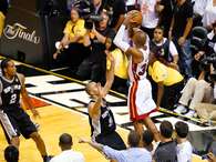 Ray Allen anotó un triple ante la marca de Tony Parker para empatar el juego 6 en las Finales NBA. Foto: Getty Images