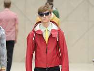 Burberry ilumina la pasarela de Londres con moda colorida Foto: Getty Images