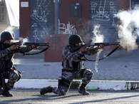 La policía se enfrenta con los manifestantes Foto: Reuters