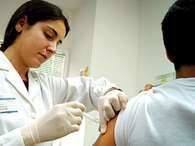 Es fundamental la vacunación para prevenir la enfermedad, sobre todo en menores de 2 años, embarazadas, adultos mayores y pacientes pulmonares crónicos o inmunodeprimidos Foto: Web