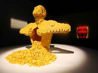 El artista Nathan Sawaya exhibe en Nueva York su exposición titulada 'Art of the Brick', compuesta por más de 100 esculturas realizadas con millones de piezas de Lego, esta obra estará en 'Discovery Times Square' hasta enero. Foto: Getty Images