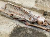 Na Polônia, arqueólogos encontraram corpos que foram enterrados com a cabeça decapitada entre as pernas. A prática, afirmam os cientistas, era feita com pessoas consideradas "vampiros". Foram encontradas sete esqueletos de pessoas que foram sepultadas em um ritual que tinha como objetivo que não voltassem à vida Foto: EFE