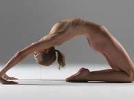 Veja nus artísticos que fotógrafo fez de sua mulher praticando ioga. Foto: Peter Hegre