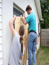 Compre lo que pueda por adelantado, como plywood para cubrir las ventanas, antes de que se agote en las tiendas o almacenes Foto: Thinkstockphotos