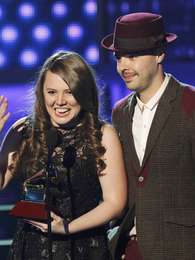 Los cantantes Jesse & Joy celebran su premio a la Canción del año por "¡Corre!", durante la entrega del Latin Grammy 2012, efectuada el 15 de noviembre, desde el hotel y casino Mandalay Bay Events Center de Las Vegas, Nevada. Foto: MARIO ANZUONI / REUTERS