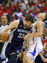 Marc Gasol intenta superar la marca de Blake Griffin. Foto: Jae C. Hong / AP
