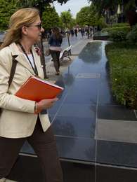 BARCELONA, 07/05/2013.- La infanta Cristina a su salida hoy de su trabajo en la central barcelonesa de La Caixa, después que la sección segunda de la Audiencia de Palma haya dejado sin efecto en un auto su citación como imputada en el caso Nóos al estimar parcialmente el recurso de la Fiscalía Anticorrupción contra la decisión del juez instructor, José Castro. EFE/Alejandro García Foto: 