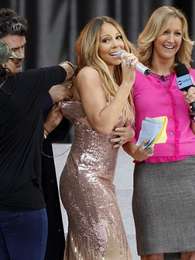 Mientras la cantante de 43 años conversaba con la animadora Lara Spencer, asistentes de vestuario aparecieron en escena para el rescate. Foto: Daily Mail