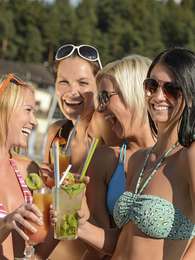 Pasa tiempo con tus amigas, así podrás distraerte. Foto: Thinkstock
