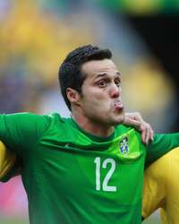 Júlio César hace una mueca durante el himno nacional de Brasil antes del partido contra Japón, en el Estadio Nacional Mané Garrincha. Foto: Getty Images