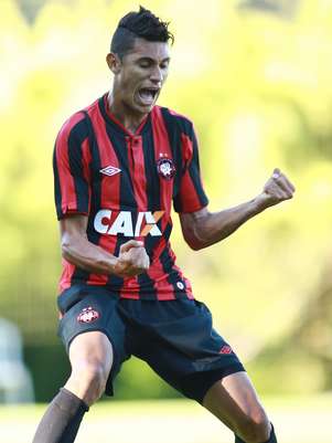 Crislan comemora gol na vitória do Atlético-PR Foto: Giuliano Gomes / Gazeta Press