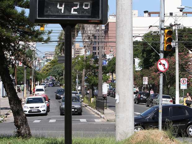 Termômetro de rua marca 42ºC na capital gaúcha Foto: Itamar Aguiar / Futura Press