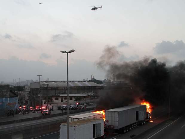 Protesto contra morte de jovem bloqueia Fernão Dias em São Paulo. Caminhões foram saqueados, invadidos e incendiados na rodovia Foto: Beto Martins / Futura Press