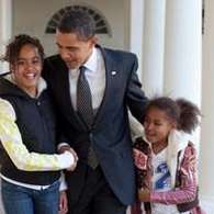 La primera dama Michelle Obama compartió varias fotos de su esposo Barack Obama, en homenaje al Día del Padre. "Con todo lo que tiene que hacer, Barack siempre se hace tiempo para nuestras hijas", dice Michelle acerca de esta foto. Foto: Michelle Obama/Pinterest