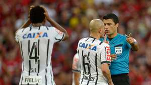 Atlético-PR e Corinthians jogam para conter queda na tabela