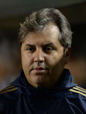 Kleina joga futevôlei em último treino antes de fim de semana de folga