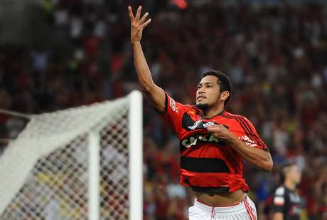 Hernane fez muitos gols na passagem pelo Flamengo Foto: Getty Images