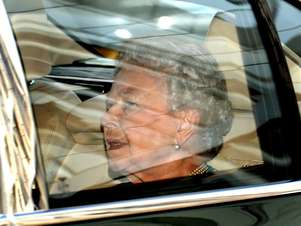 A rainha Elizabeth deixa o Palácio de Kensington após visitar o bisneto, o príncipe George Foto: AP