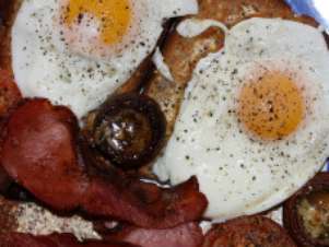Além de uso estatinas, colesterol pode ser reduzido evitando dietas com muita gordura Foto: BBCBrasil.com
