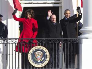 O presidente dos Estados Unidos, Barack Obama, e sua esposa, Michelle, receberam o presidente francês em uma cerimônia na Casa Branca  Foto: AP