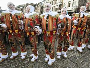 Participantes do carnaval com fantasia tradicional da Bélgica. Crianças teriam recebido balas de maconha durante as festividades no local Foto: EFE