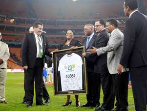 Jogo teve homenagem a Mandela antes do apito inicial Foto: Jefferson Bernardes / Vipcomm