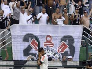 Guerrero sentiu lesão na coxa no segundo tempo e deixou o clássico Foto: Ricardo Matsukawa / Terra