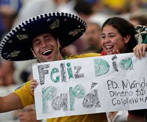 Los aficionados son el alma del torneo con sus vestuarios, mensajes y sonrisas. Estos son los que más han llamado la atención en las primeras jornadas del torneo que se vive en Brasil. Foto: AFP