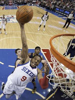 Andre Iguodala (9), de los 76ers de Filadelfia, intenta una canasta contra los Pacers de Indiana, el lunes 9 de enero de 2012, en Filadelfia.  Foto: Matt Slocum / AP