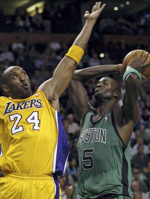Kevin Garnett (5), de los Celtics de Boston, lanza frente a Kobe Bryant (24), de los Lakers de Los Angeles, durante el segundo cuarto de un partido de la NBA en Boston, el jueves 9 de febrero de 2012.  Foto: Charles Krupa / AP