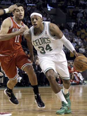 Paul Pierce, derecha, se le escapa al argentino Carlos Delfino de los Bucks de Milwaukee durante la primera mitad del partido que los Celtics ganaron 102-96 el miércoles 29 de febrero de 2012 en Boston.  Foto: Elise Amendola / AP