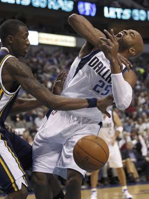 Josh Howard (8), del Jazz de Utah, le quita la pelota a  Vince Carter (25), de los Mavericks de Dallas, durante un partido de la NBA, el sábado 3 de marzo de 2012, en Dallas.  Foto: LM Otero / AP