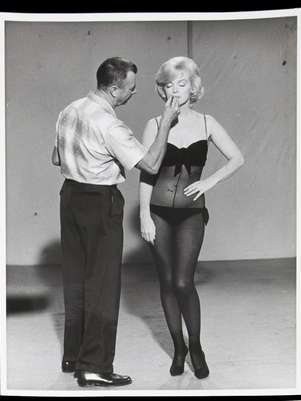 En esta foto de 1960 difundida por Julien's Auctions, Allan "Whitey" Snyder maquilla a Marilyn Monroe en el plató de "La adorable pecadora". La imagen es parte de la subasta Leyendas de Hollywood de la casa Julien's Auctions, a realizarse entre el 31 de marzo y el 1 de abril del 2012 en Beverly Hills, California.  Foto: Julien's Auctions / AP