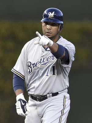 Alex González de los Cerveceros de Milwaukee tras conectar un doble en el juego ante los Cachorros de Chicago el lunes 9 de abril de 2012.  Foto: Jim Prisching / AP