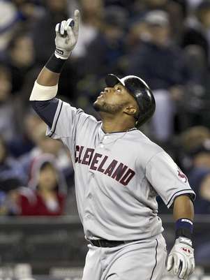 El dominicano Carlos Santana de los Indios de Cleveland señala al cielo después de conectar un jonrón de tres carreras contra los Marineros de Seattle en la quinta entrada en un partido jugado el martes 17 de abril del 2012, en Seattle.  Foto: Elaine Thompson / AP